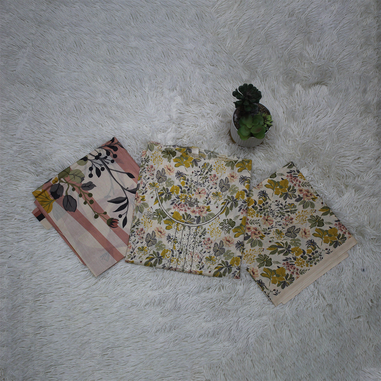 Zellora Peach Bloom Embroidered Lawn Suit – Unstitched